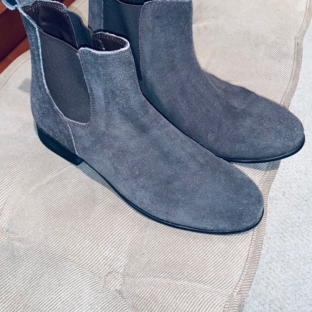Urban Outfitters Ankle Suede Chukka Boots.